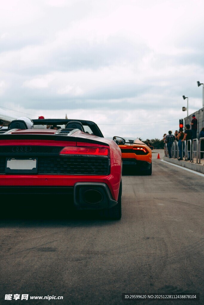 一排炫酷跑车停在户外