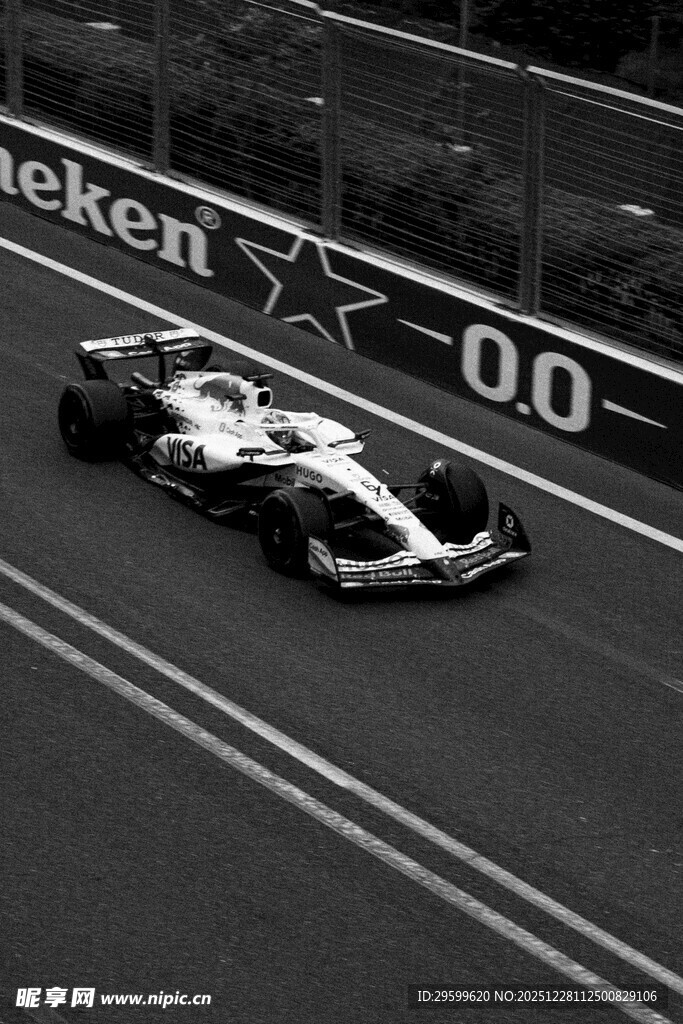 赛道上飞驰的赛车