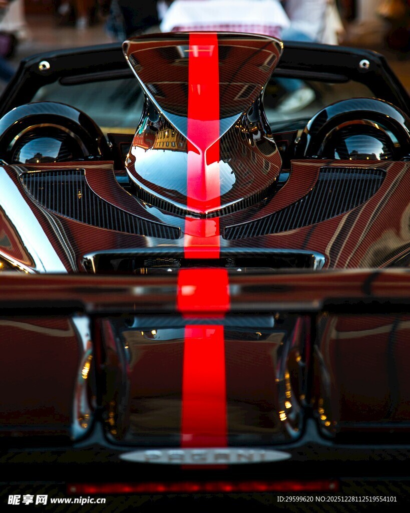 炫酷赛车尾部特写