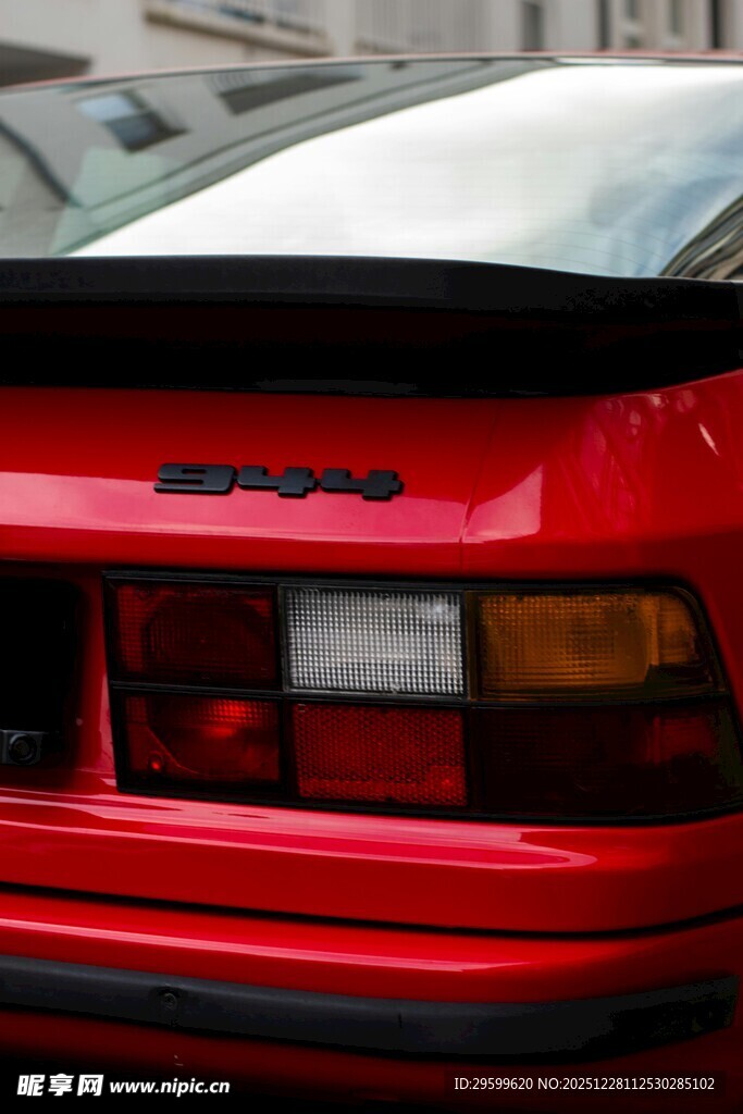 红色跑车尾部特写