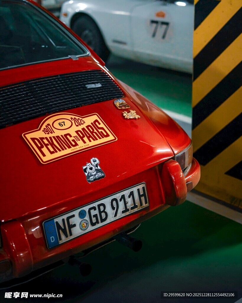 红色复古赛车尾部特写