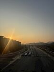 夕阳下的城市公路景象