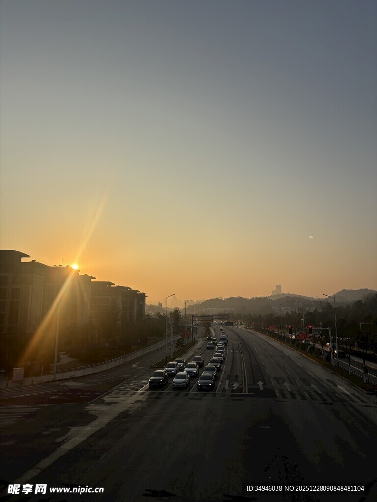 夕阳下的城市公路景象