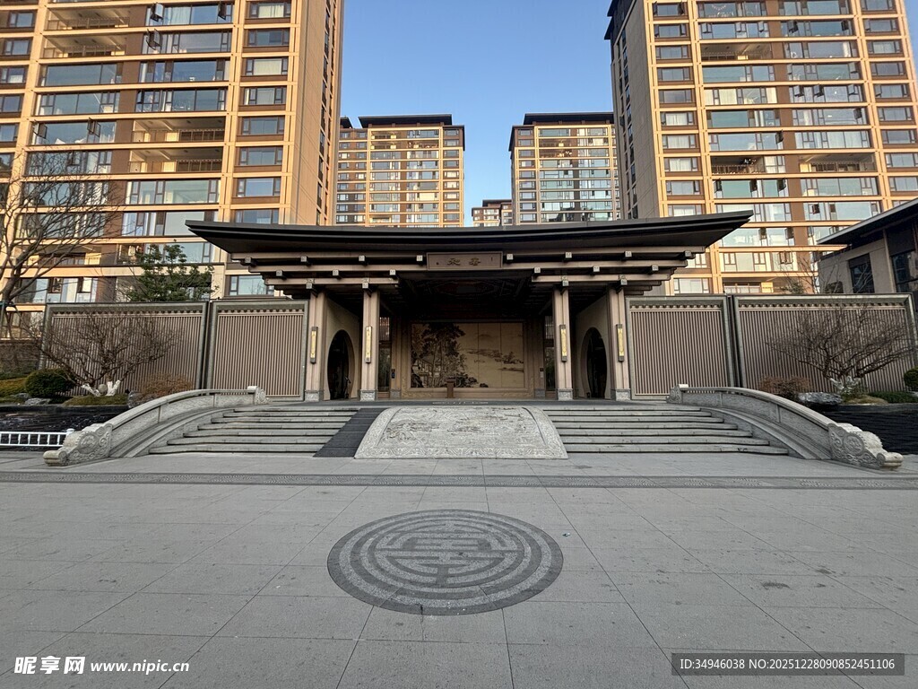 中式门楼前的开阔空间