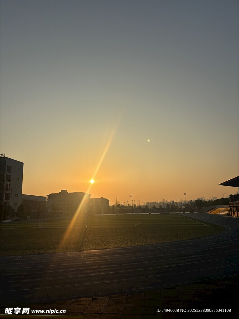 日落时分的城市景观