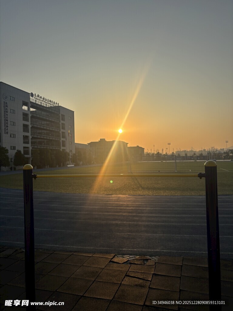 日出时分的城市建筑景观