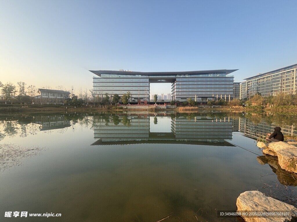 湖畔现代建筑倒影美景