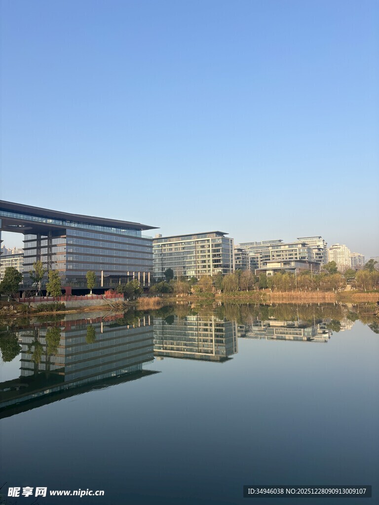 湖畔现代建筑倒影美景