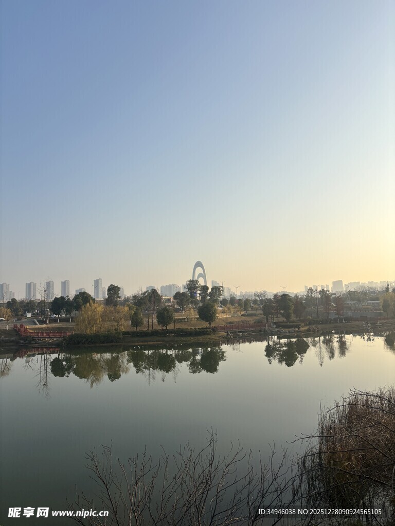 湖畔晨光美景