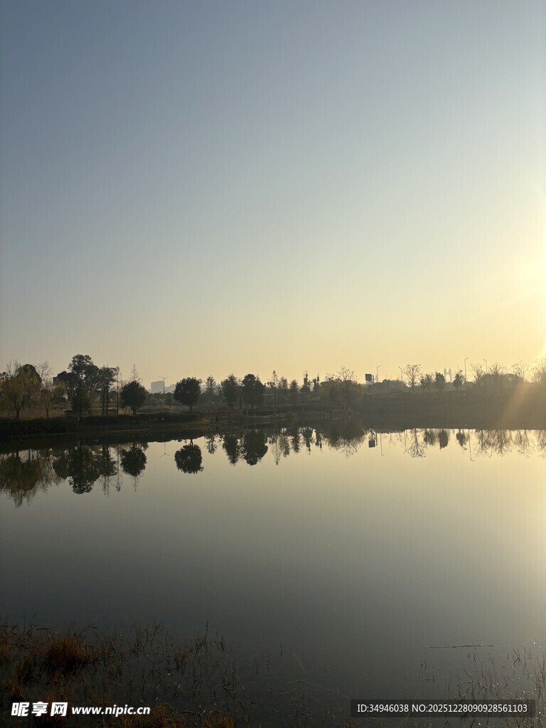 湖畔日出美景
