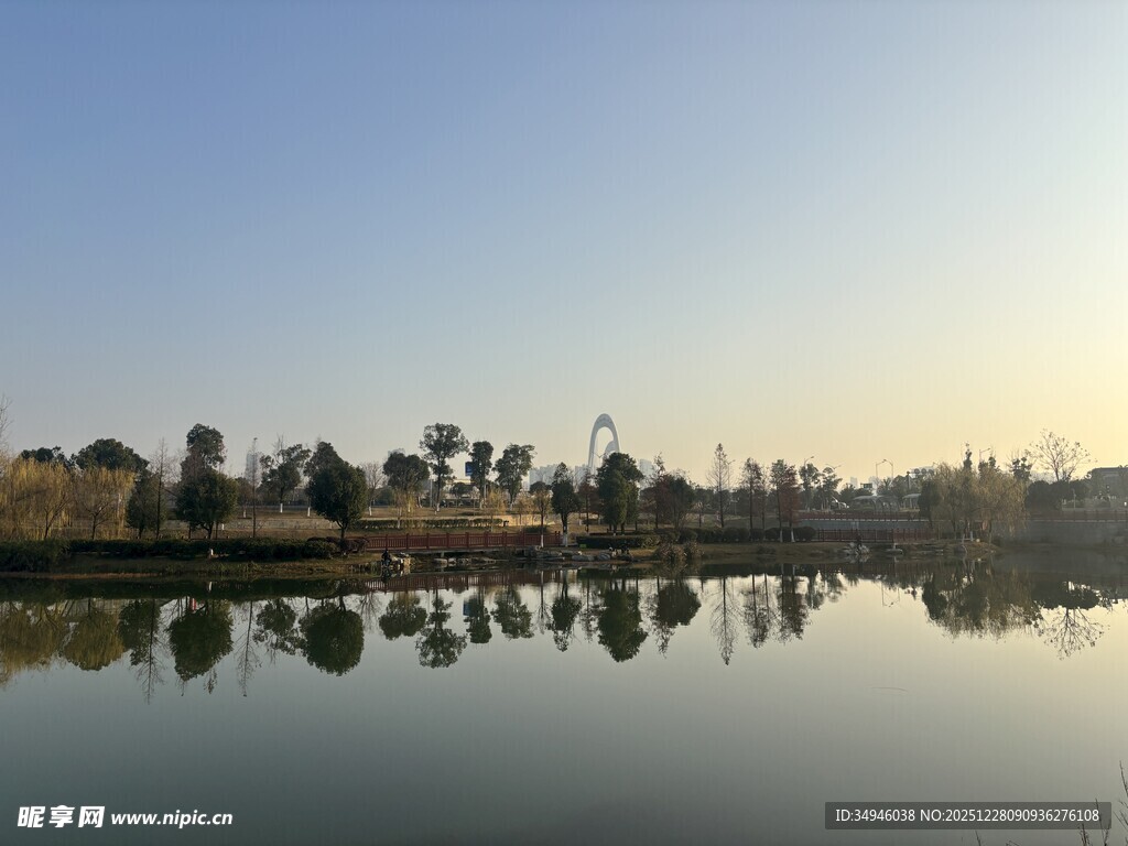 湖畔晨光倒影美景