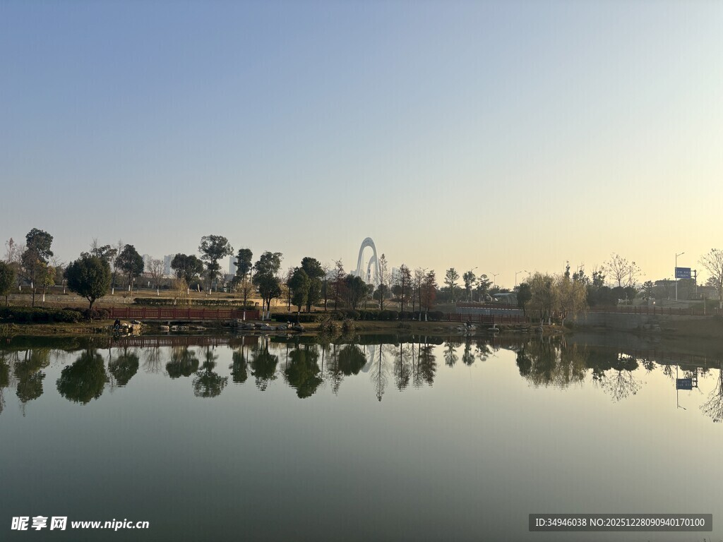 湖畔晨光倒影美景如画