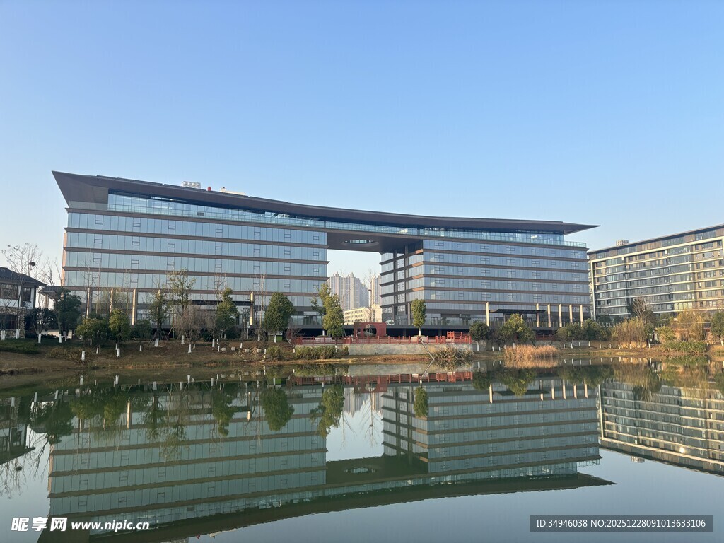湖畔现代建筑景观