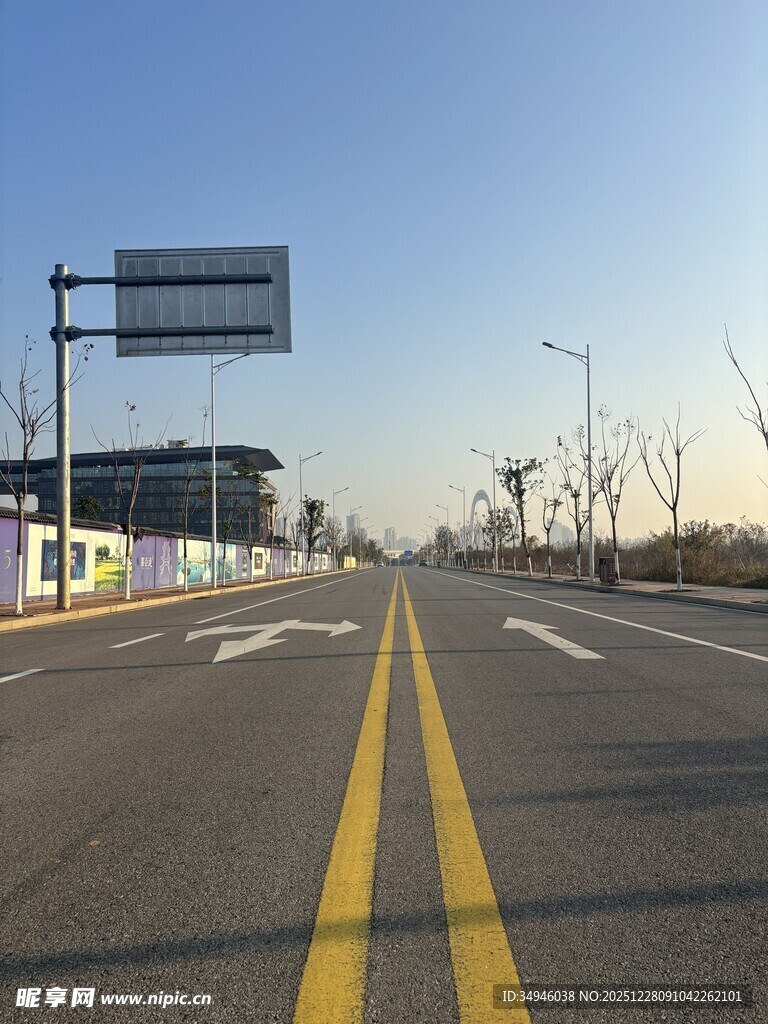 宽阔公路