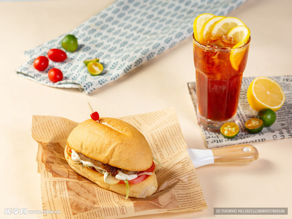 美味汉堡配清爽冰饮