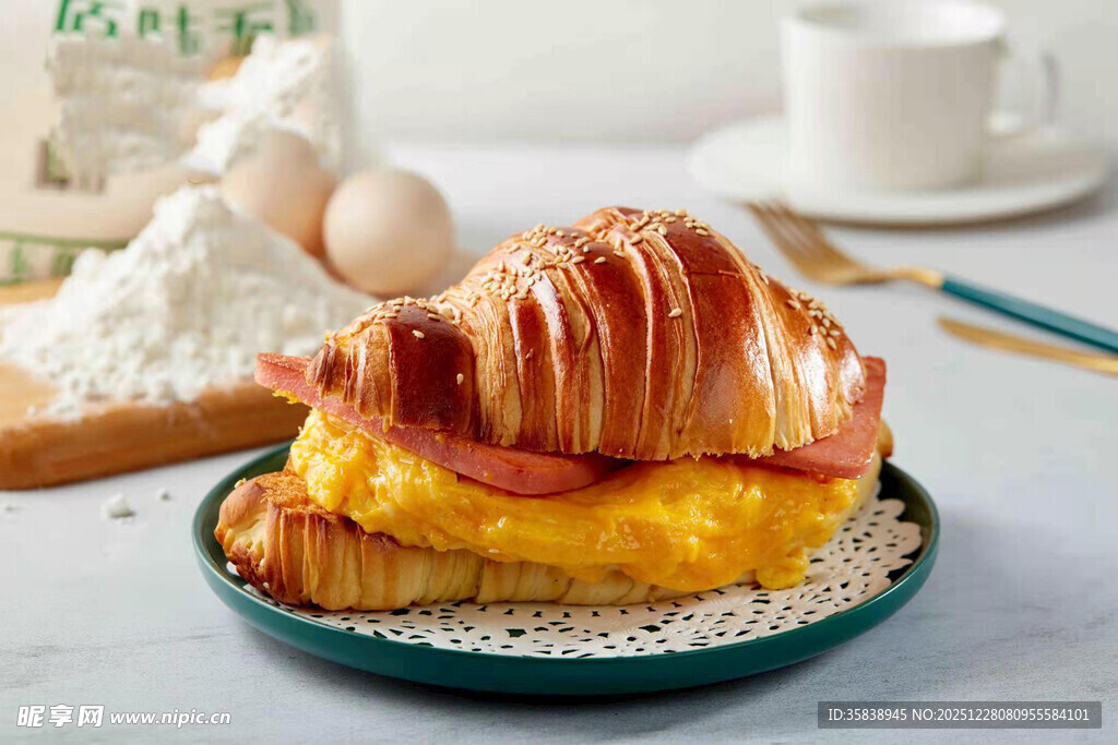 美味火腿芝士牛角包早餐