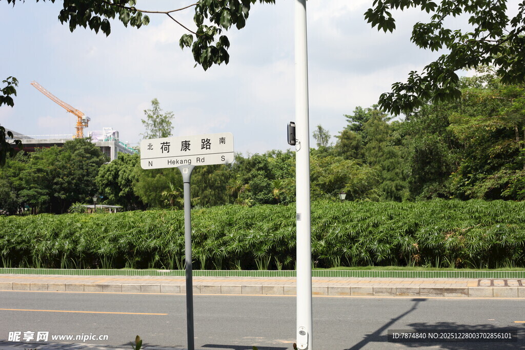 道路旁的交通指示牌