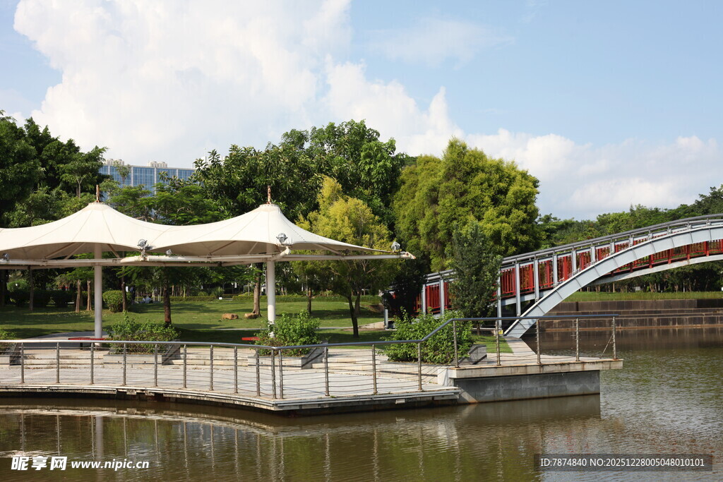 湖畔凉亭拱桥风景如画