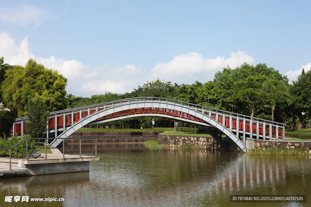 湖上拱桥风景如画