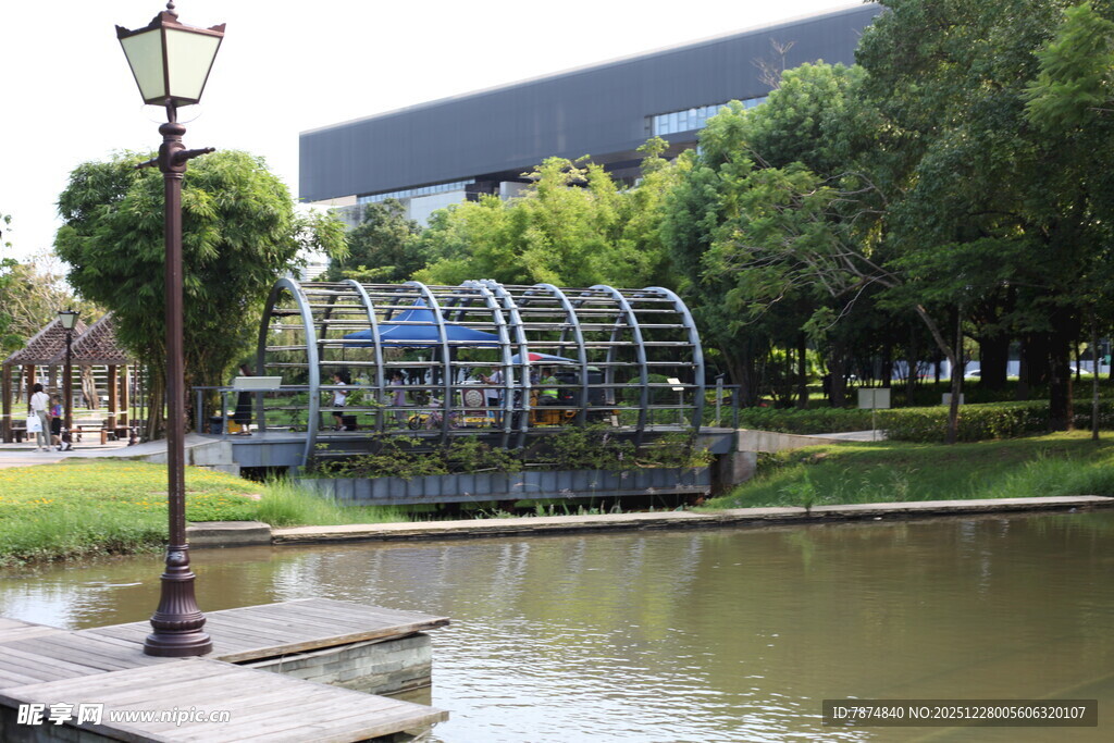城市公园中的水边景观