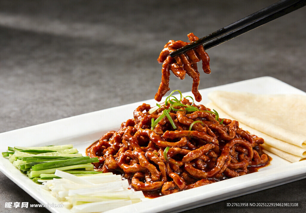 京酱肉丝 筷子夹起诱人模样