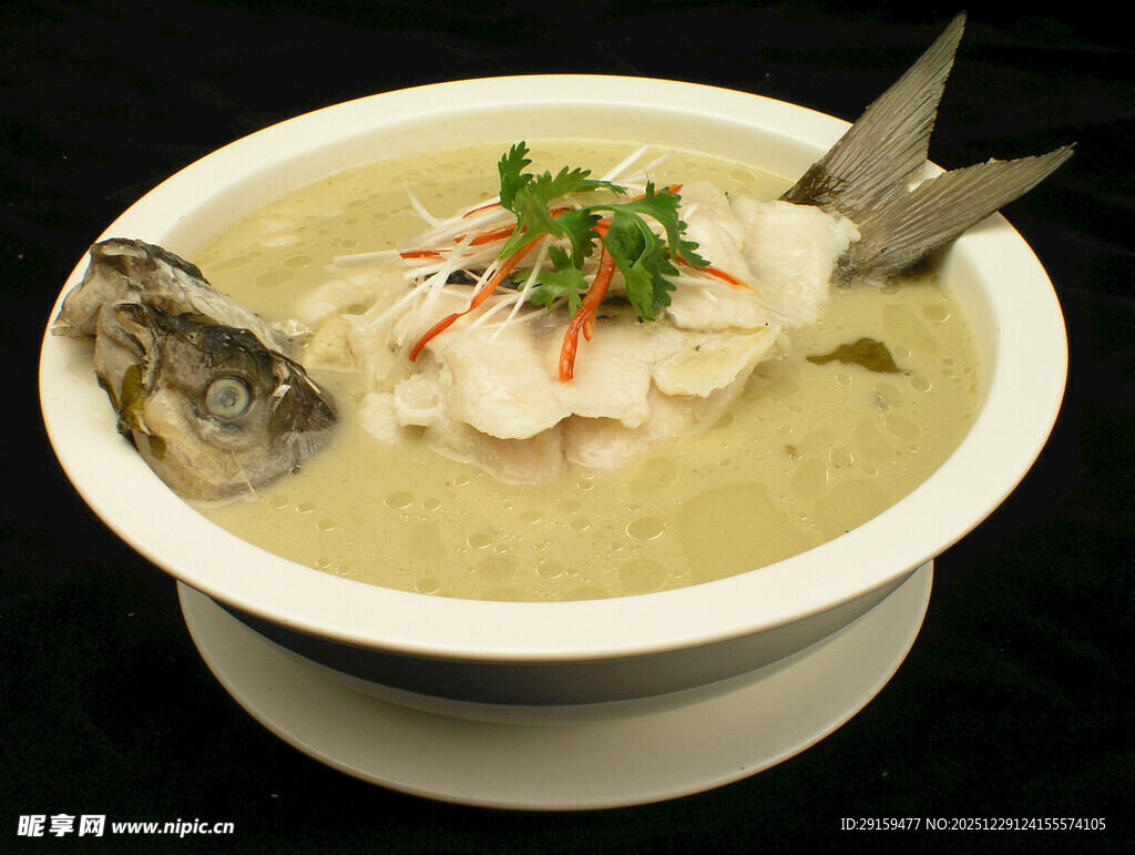 奶白色鲜香鱼头豆腐汤