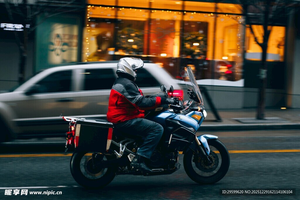 夜晚街头骑摩托车的人