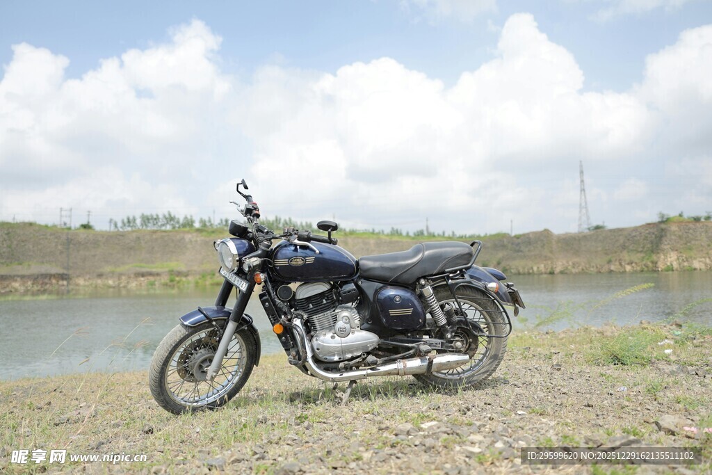 湖畔停放的复古黑色摩托车