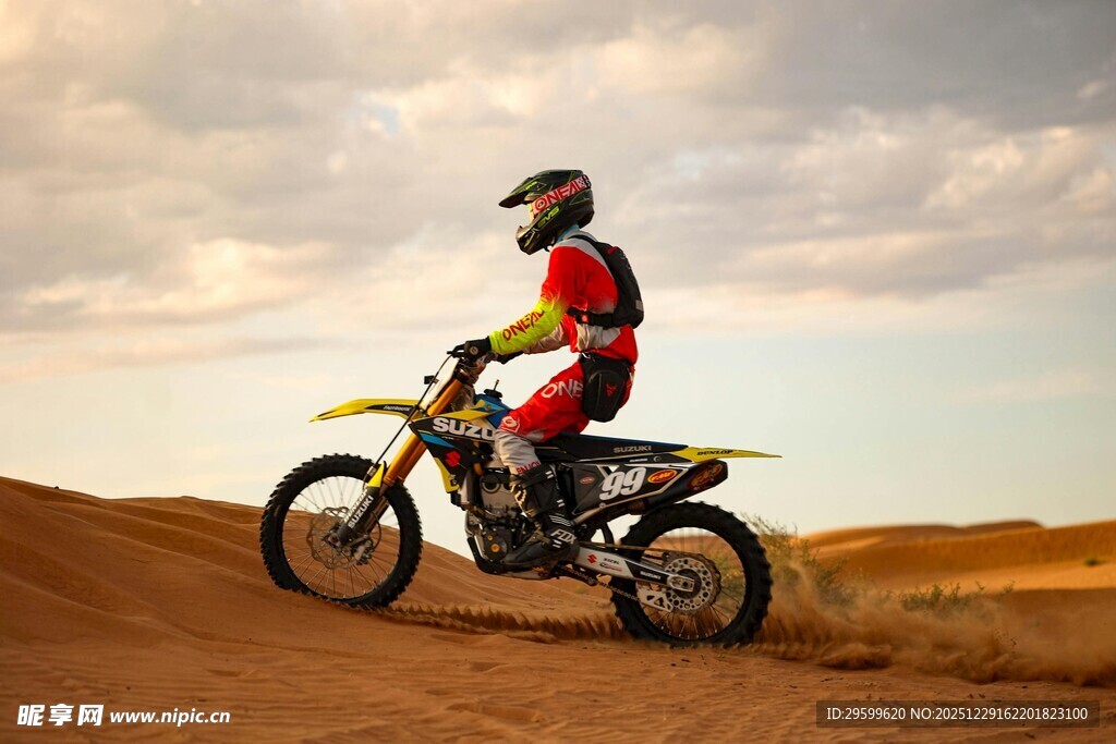 沙漠越野摩托骑手英姿