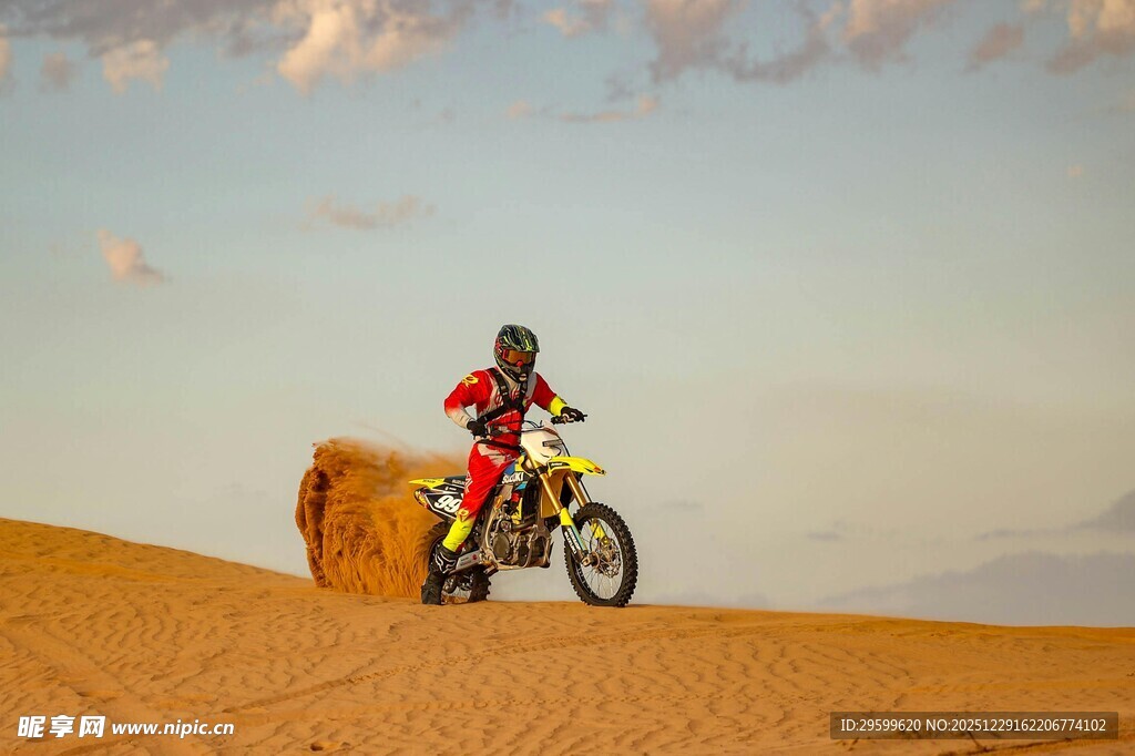 沙漠中骑行的越野摩托车手