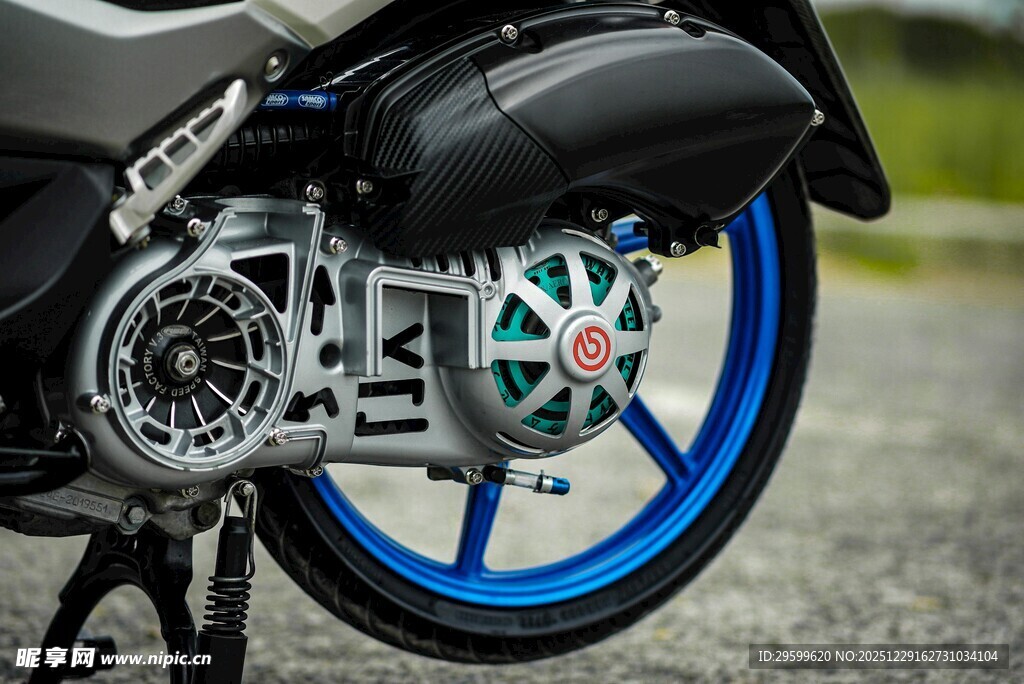 炫酷摩托车后轮特写