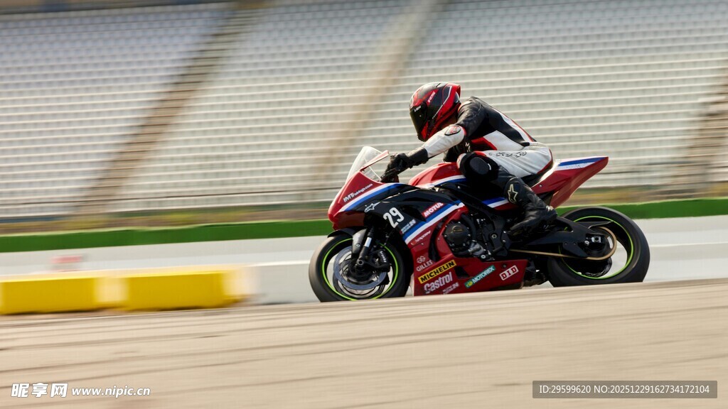 摩托车手赛道上高速过弯