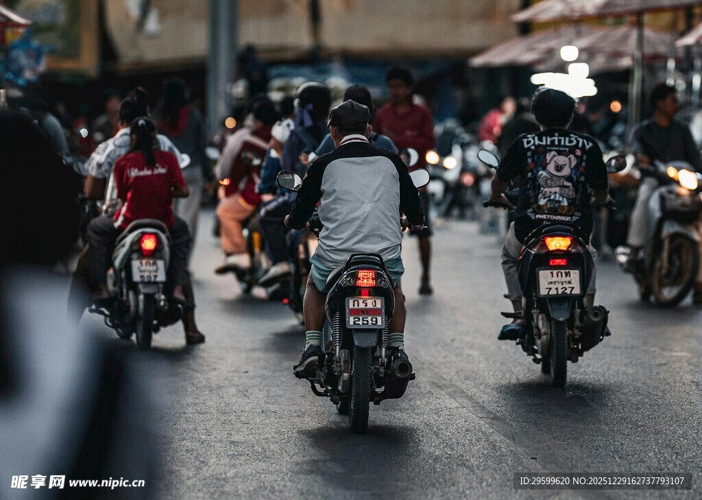 街头摩托骑行队伍