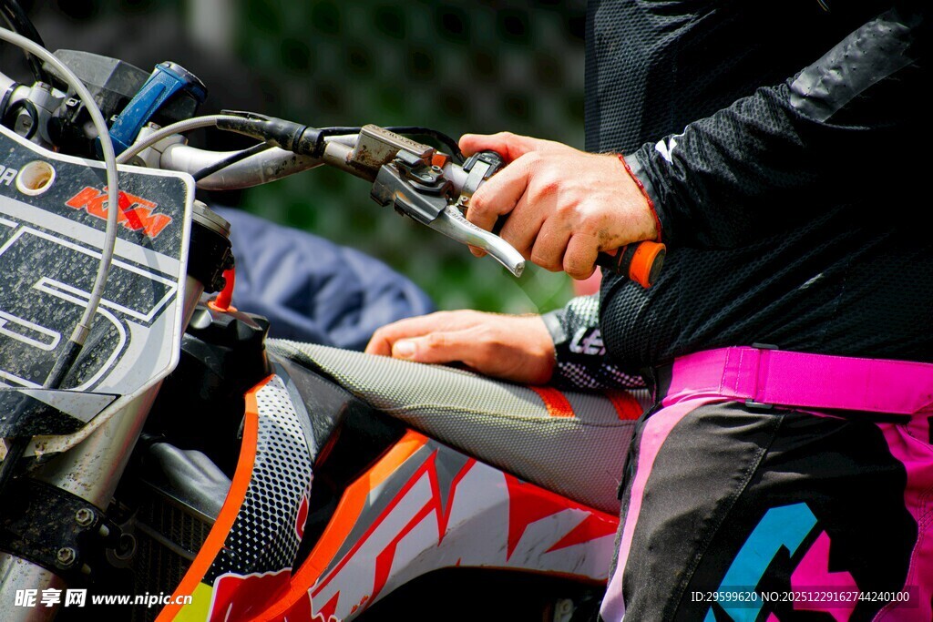 摩托车手调试车辆细节