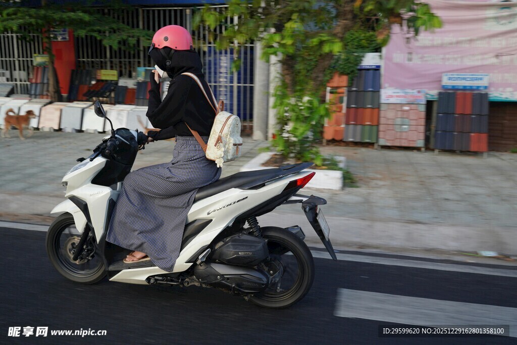 女子骑白色电动车出行