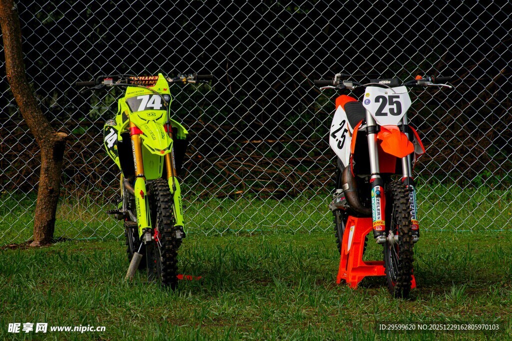 草地上的两辆越野摩托车