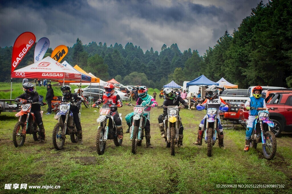 户外摩托骑行活动现场