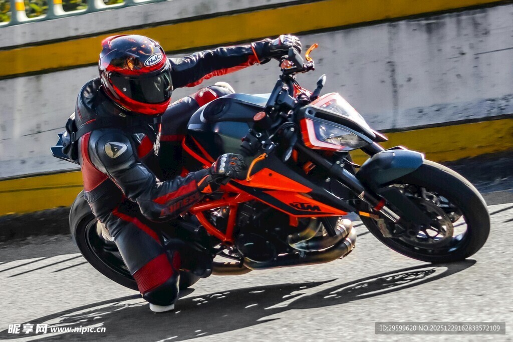 摩托车手弯道酷炫骑行