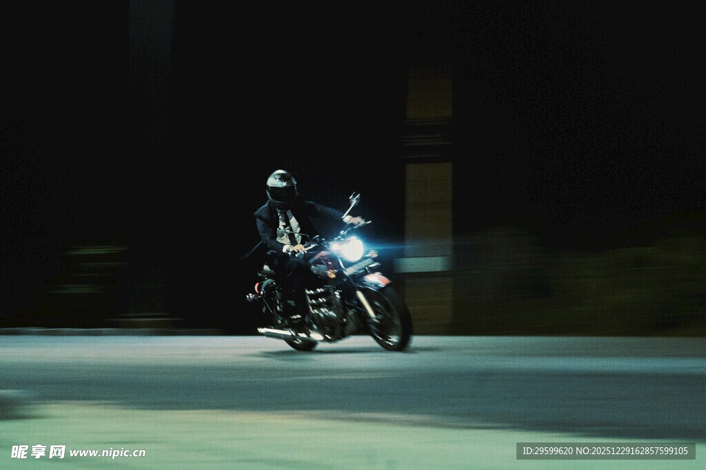 夜晚骑行的摩托车手
