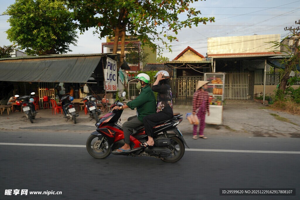 乡村街道上的摩托车骑行