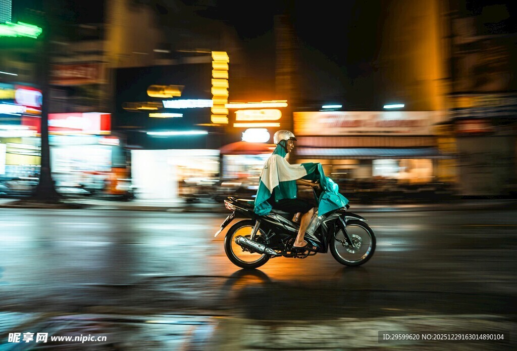 夜晚街头骑摩托的身影