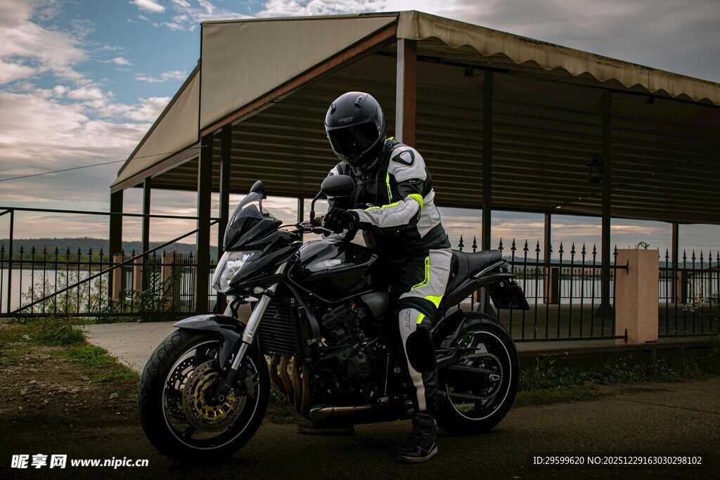 骑士骑摩托于户外场景