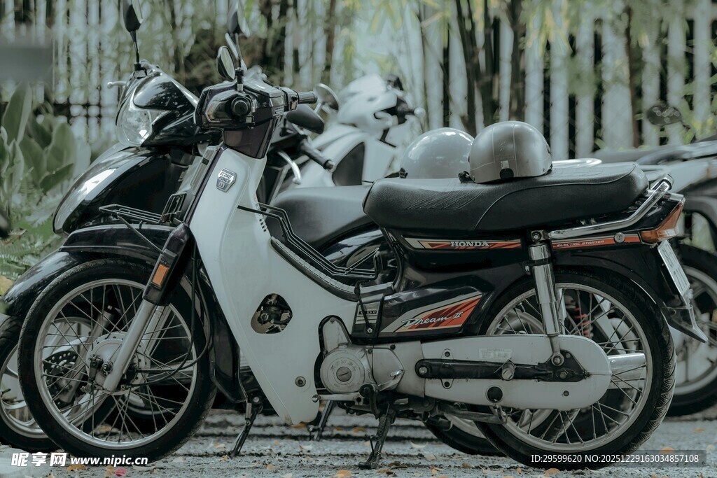 复古风格摩托车停放场景