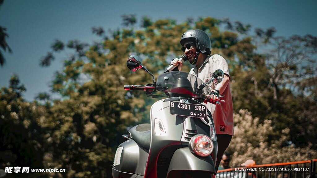 摩托车手空中特技瞬间