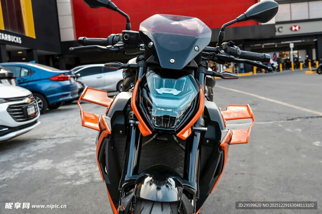 炫酷摩托车停于户外