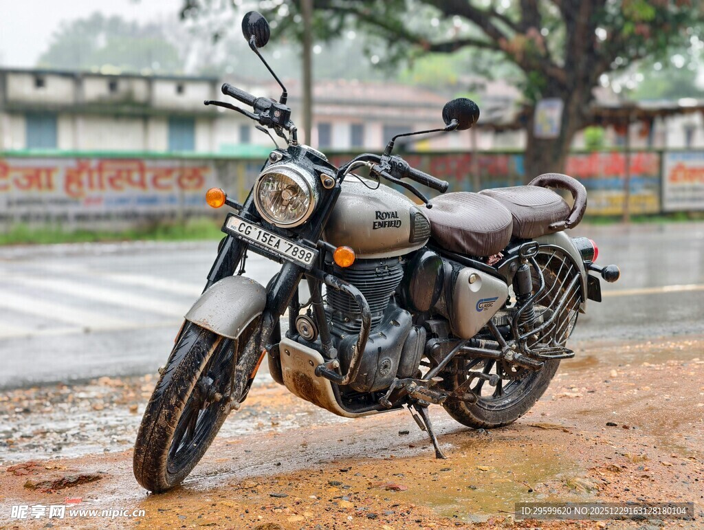 复古摩托车停于户外场景