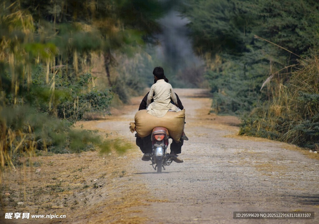 乡村小道上的骑行与背负