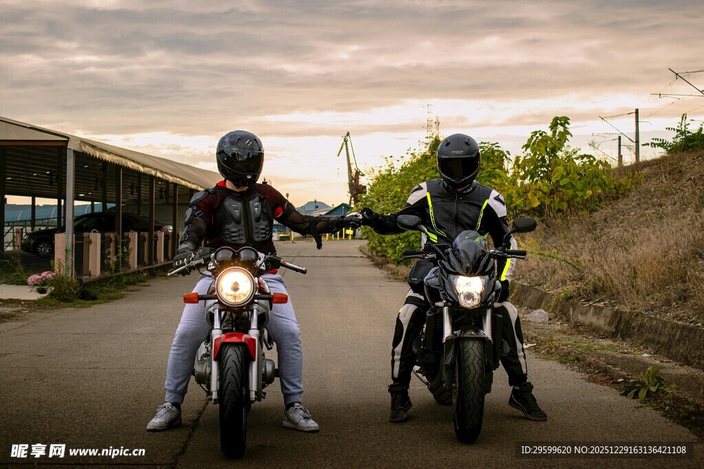 双骑士公路骑行瞬间