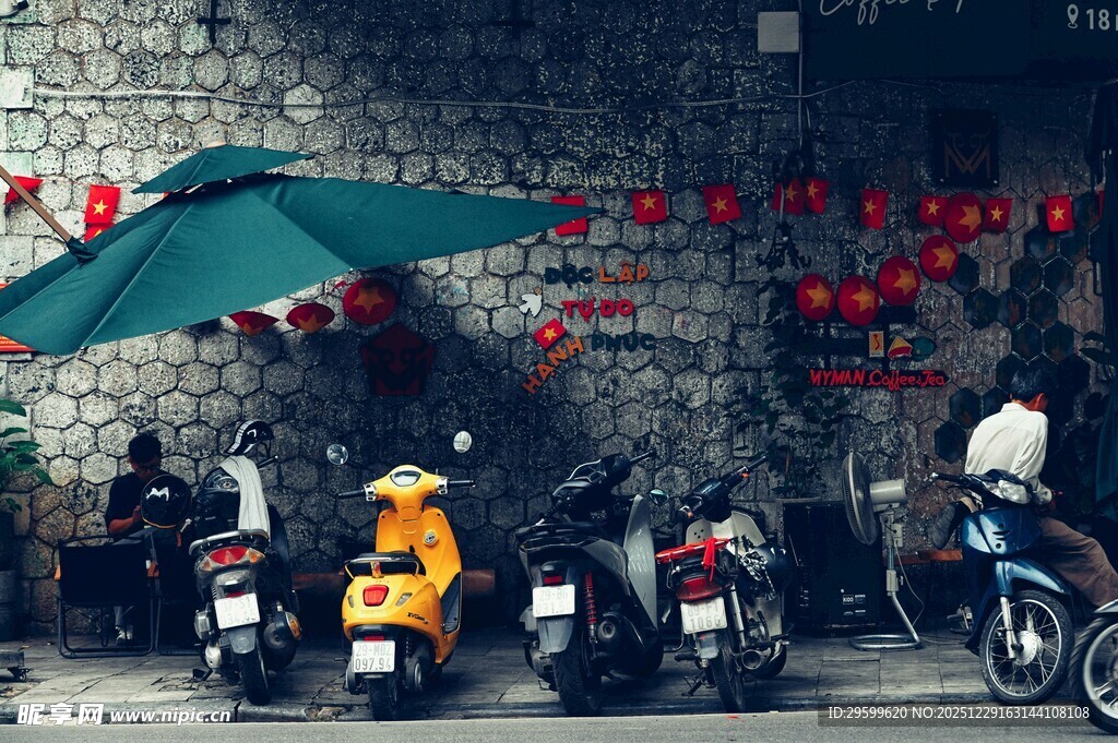 街头停放的多彩摩托车