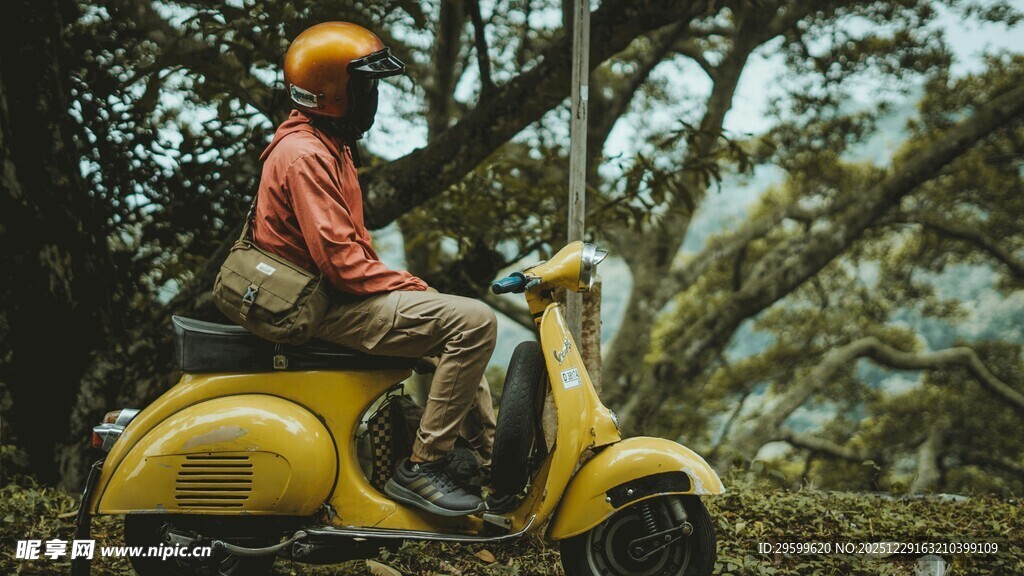 骑黄色摩托的林间男子